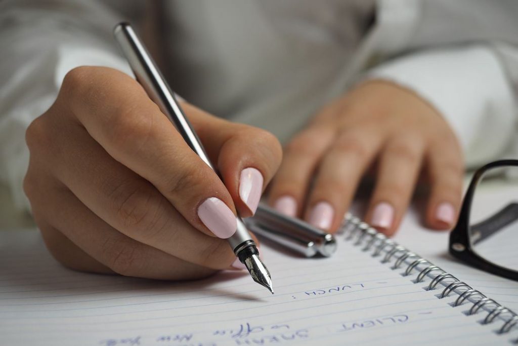 Mujer escribiendo un CV